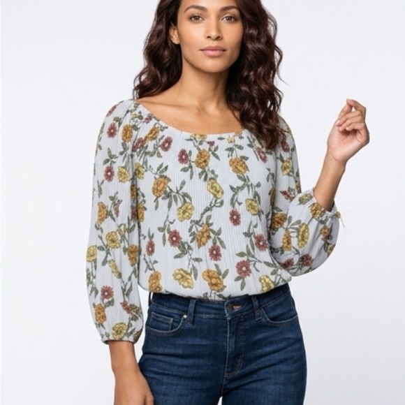 Elegant Floral Off-Shoulder Blouse - Picture 6 of 7